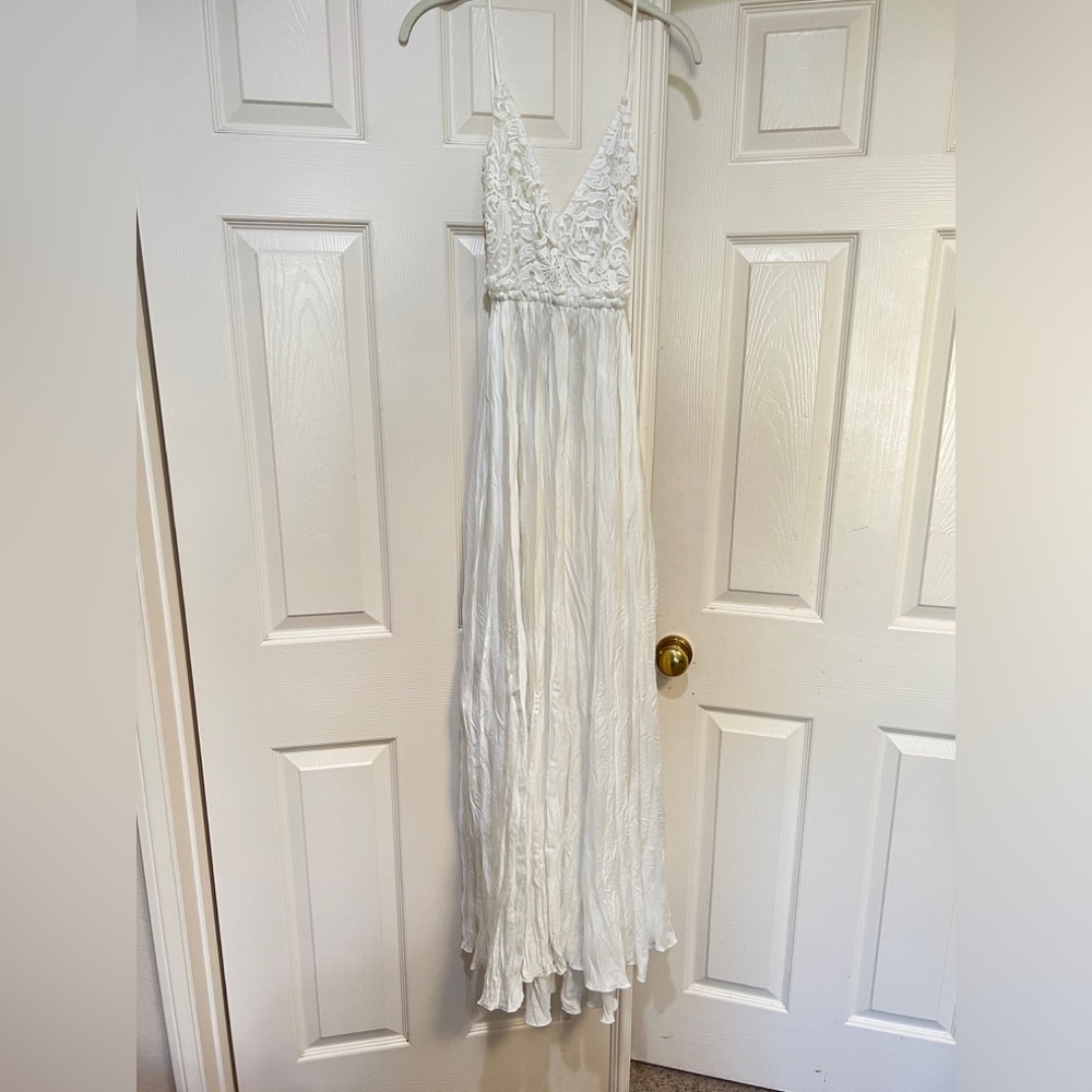 ANGL Coastal Chic Backless White Maxi Dress Size Medium Lace Bodice Full Skirt‎